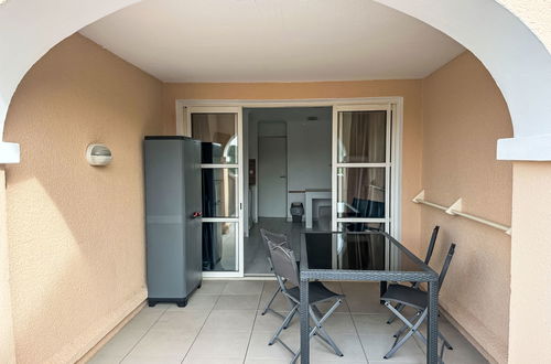 Photo 8 - 1 bedroom Apartment in Saint-Raphaël with swimming pool and garden