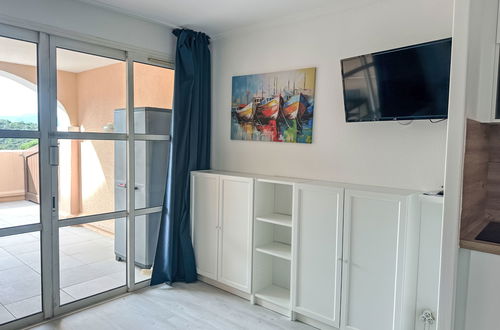 Photo 10 - 1 bedroom Apartment in Saint-Raphaël with swimming pool and garden