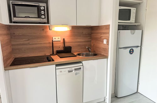Photo 4 - 1 bedroom Apartment in Saint-Raphaël with swimming pool and garden