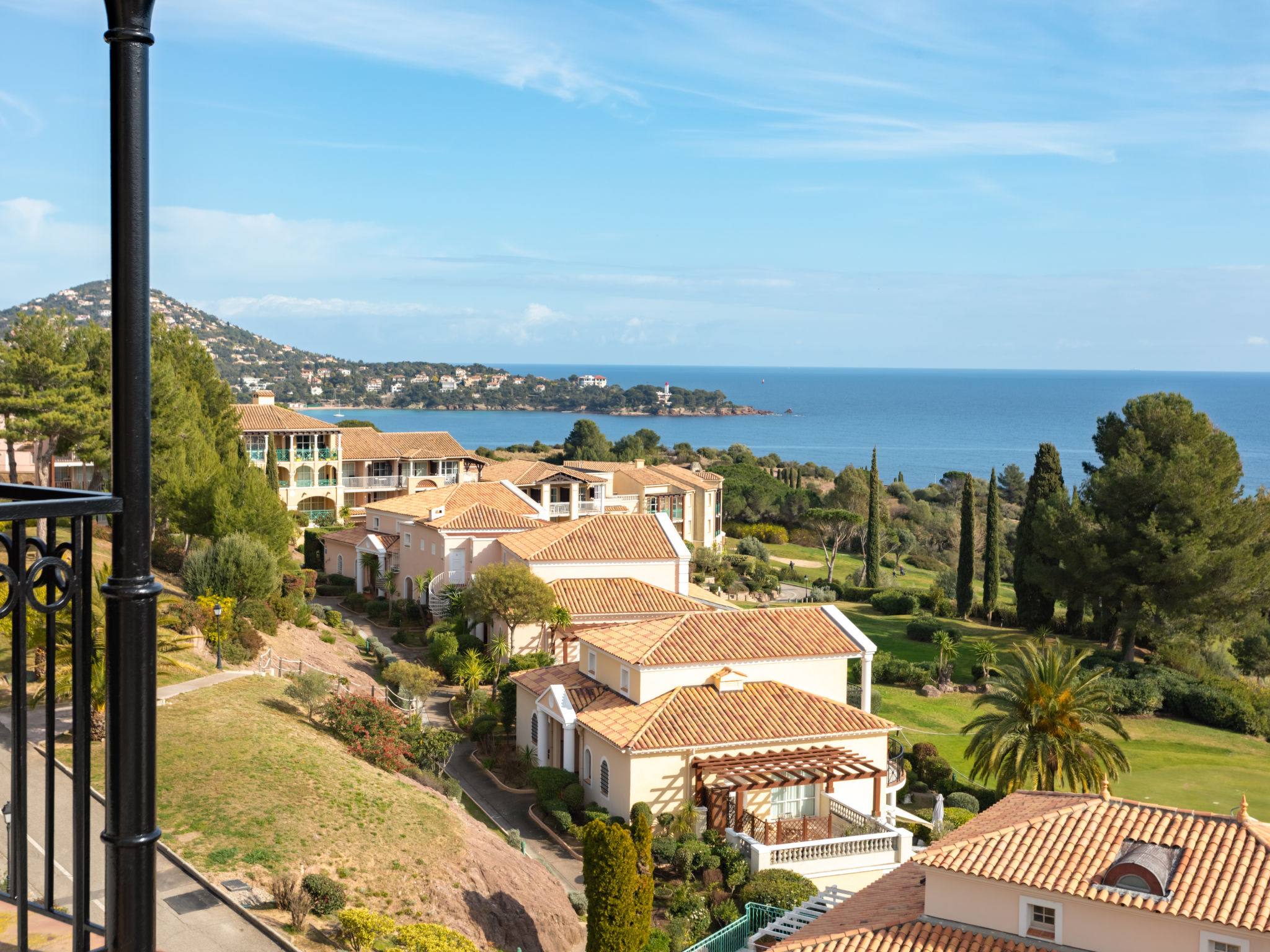 Foto 2 - Appartamento con 1 camera da letto a Saint-Raphaël con piscina e vista mare