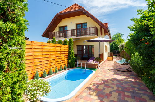 Foto 1 - Casa de 5 quartos em Siófok com piscina privada e vista para a montanha