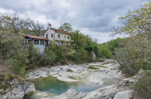 Foto 23 - Apartamento de 2 quartos em Buzet com terraço e banheira de hidromassagem