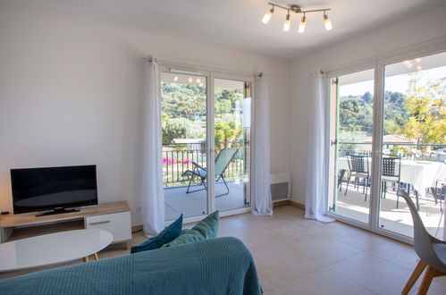 Photo 5 - 2 bedroom Apartment in Bormes-les-Mimosas with swimming pool and sea view