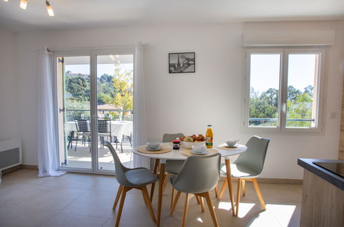 Photo 6 - 2 bedroom Apartment in Bormes-les-Mimosas with swimming pool and sea view