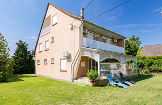 Photo 1 - Maison de 3 chambres à Balatonkeresztúr avec jardin et terrasse