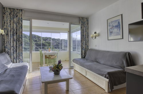 Photo 10 - 2 bedroom Apartment in Six-Fours-les-Plages with swimming pool and sea view