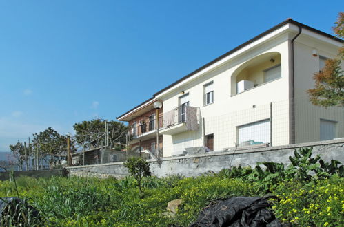 Foto 2 - Apartamento de 2 quartos em San Lorenzo al Mare com jardim e vistas do mar