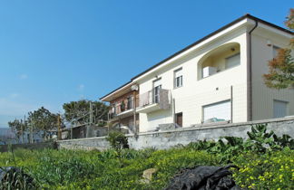 Foto 2 - Appartamento con 2 camere da letto a San Lorenzo al Mare con giardino e vista mare