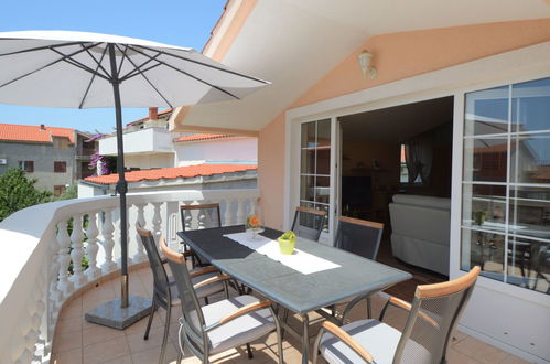 Foto 2 - Apartamento de 2 quartos em Vodice com jardim e terraço