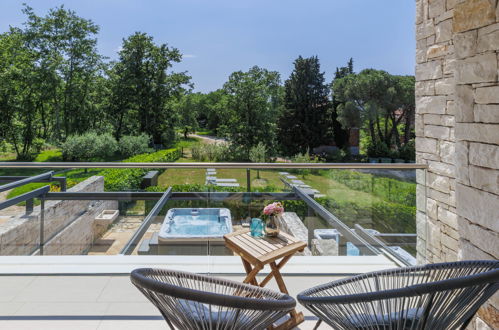 Foto 20 - Casa de 3 quartos em Umag com piscina privada e jardim