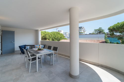 Foto 18 - Appartamento con 3 camere da letto a Lignano Sabbiadoro con vista mare