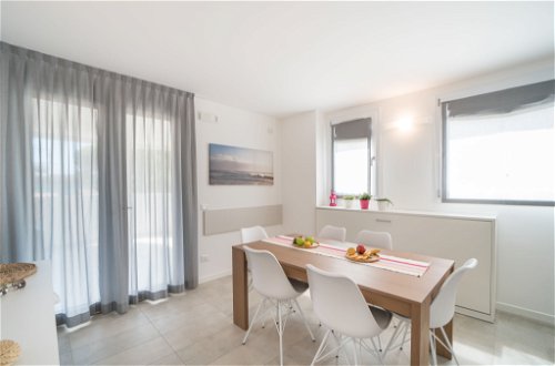 Foto 7 - Apartamento de 3 habitaciones en Lignano Sabbiadoro con vistas al mar