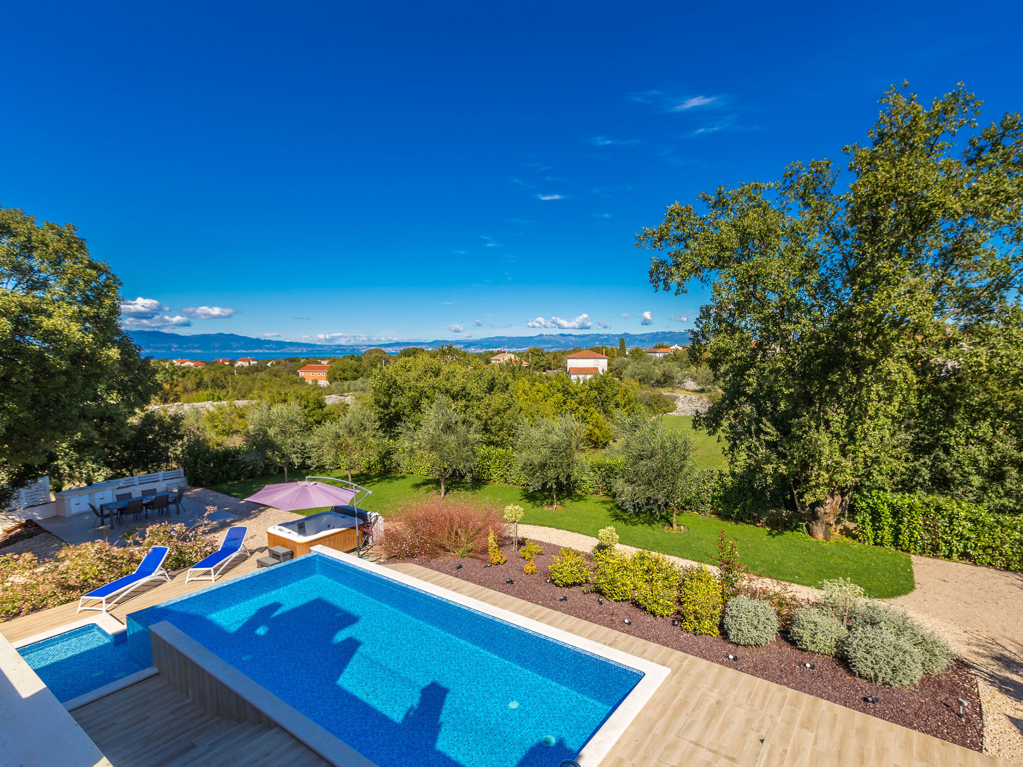 Foto 2 - Casa con 4 camere da letto a Malinska-Dubašnica con piscina privata e vista mare