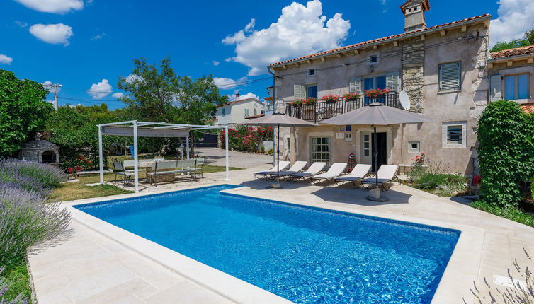 Photo 1 - Maison de 3 chambres à Raša avec piscine privée et jardin