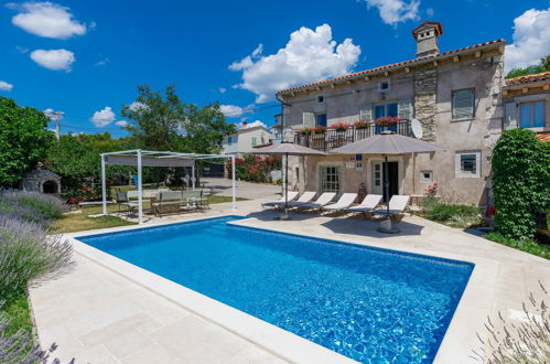 Foto 1 - Casa con 3 camere da letto a Raša con piscina privata e vista mare