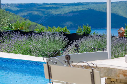 Photo 11 - Maison de 3 chambres à Raša avec piscine privée et vues à la mer