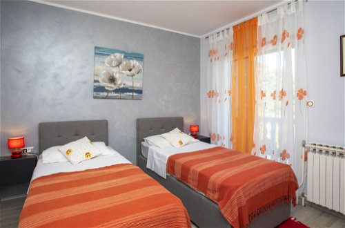 Foto 11 - Apartamento de 2 habitaciones en Pićan con piscina y terraza