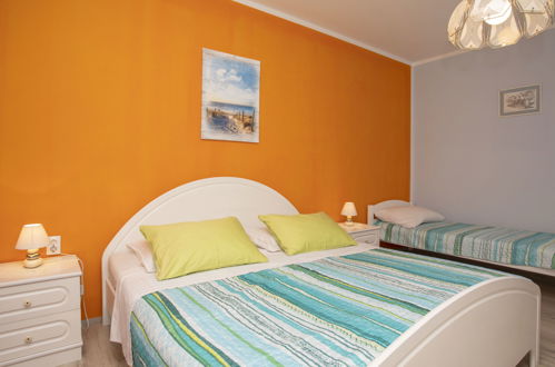 Foto 14 - Appartamento con 2 camere da letto a Pićan con piscina e terrazza