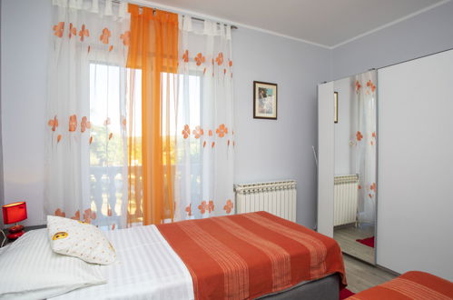 Foto 13 - Appartamento con 2 camere da letto a Pićan con piscina e giardino