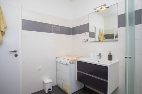 Foto 21 - Apartamento de 2 quartos em Pićan com piscina e jardim