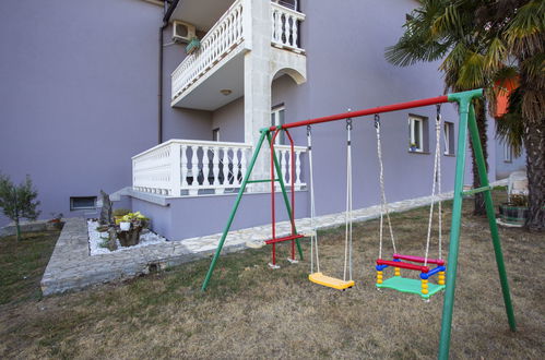 Foto 5 - Apartamento de 2 quartos em Pićan com piscina e jardim