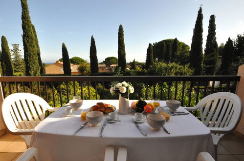 Foto 2 - Appartamento con 1 camera da letto a Cavalaire-sur-Mer con terrazza