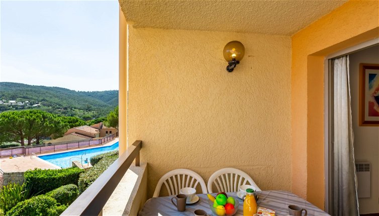 Foto 1 - Appartamento con 2 camere da letto a Roquebrune-sur-Argens con piscina e vista mare