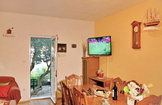 Photo 3 - 2 bedroom House in Makarska with garden and terrace