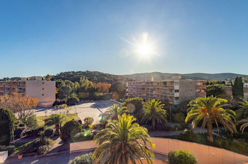 Foto 14 - Appartamento con 1 camera da letto a Bormes-les-Mimosas con piscina e vista mare