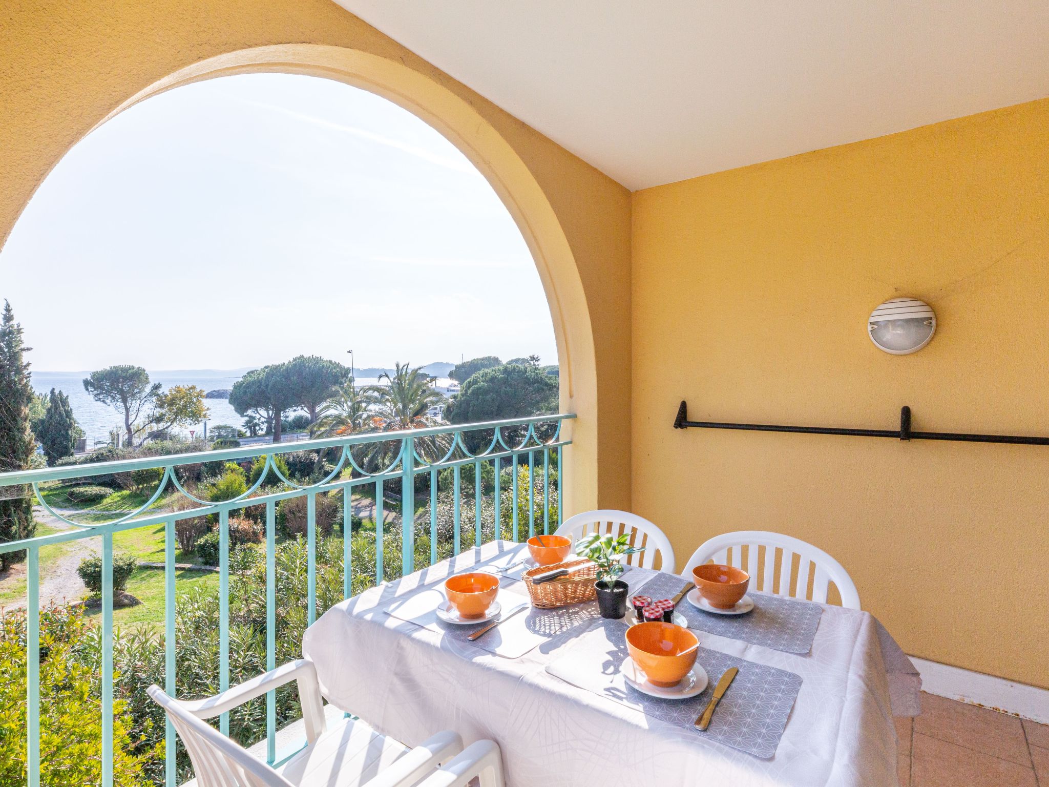 Foto 1 - Appartamento con 1 camera da letto a Roquebrune-sur-Argens con piscina e vista mare