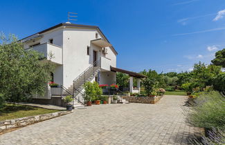 Foto 1 - Appartamento con 2 camere da letto a Novigrad con giardino e terrazza