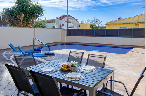 Foto 41 - Haus mit 5 Schlafzimmern in Castelló d'Empúries mit privater pool und garten