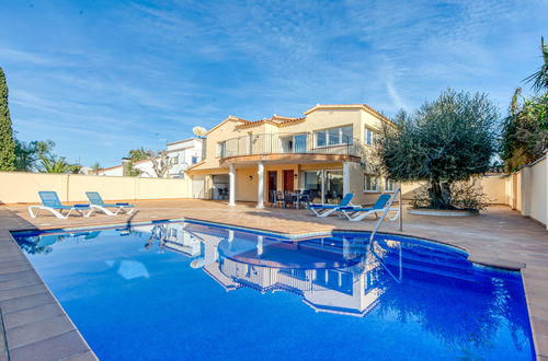 Foto 1 - Haus mit 5 Schlafzimmern in Castelló d'Empúries mit privater pool und garten