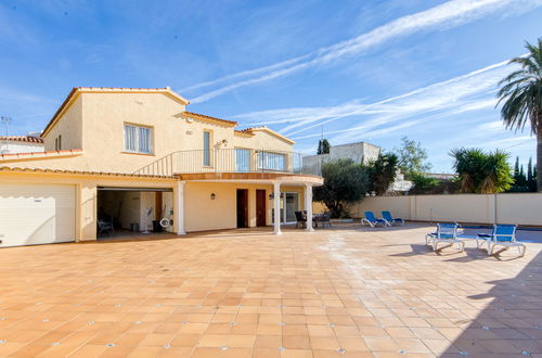 Foto 43 - Haus mit 5 Schlafzimmern in Castelló d'Empúries mit privater pool und garten