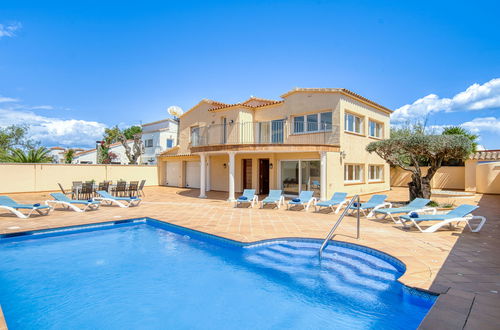 Foto 43 - Haus mit 5 Schlafzimmern in Castelló d'Empúries mit privater pool und garten