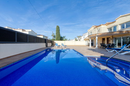 Foto 5 - Haus mit 5 Schlafzimmern in Castelló d'Empúries mit privater pool und garten