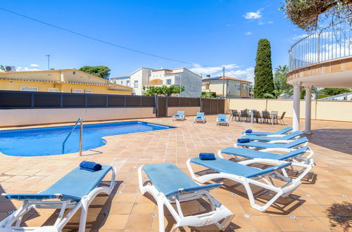 Foto 38 - Haus mit 5 Schlafzimmern in Castelló d'Empúries mit privater pool und garten