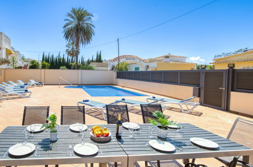 Foto 36 - Haus mit 5 Schlafzimmern in Castelló d'Empúries mit privater pool und garten