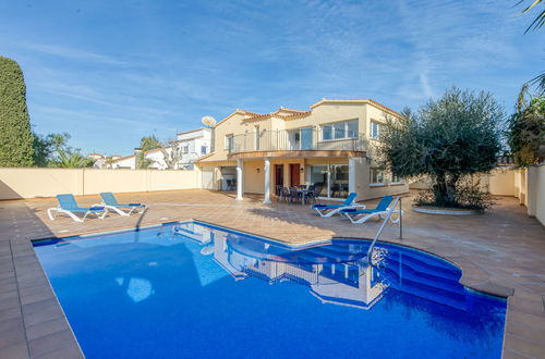 Foto 42 - Haus mit 5 Schlafzimmern in Castelló d'Empúries mit privater pool und garten