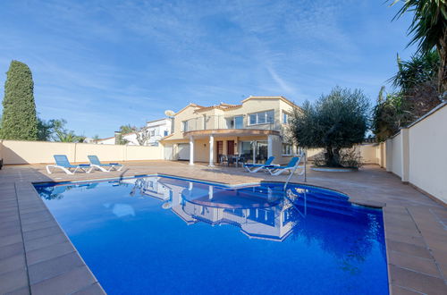 Foto 40 - Haus mit 5 Schlafzimmern in Castelló d'Empúries mit privater pool und garten