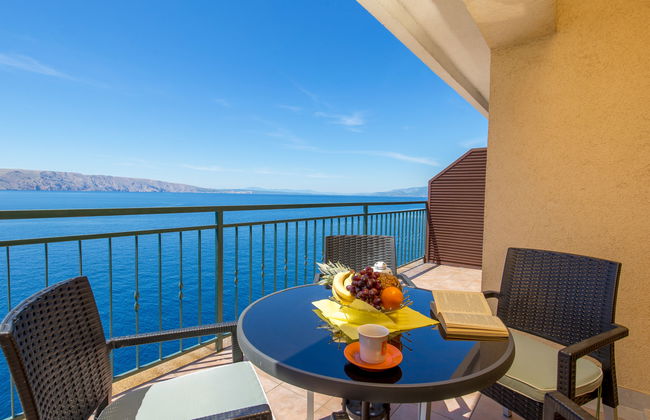 Apartamento de 2 quartos em Senj com piscina e jardim - Foto 1