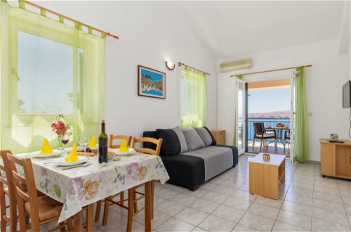 Foto 4 - Apartamento de 1 quarto em Senj com piscina e vistas do mar