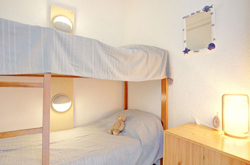 Foto 16 - Appartamento con 2 camere da letto a Saint-Cyprien con vista mare