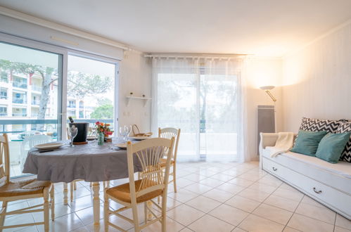 Foto 7 - Appartamento con 1 camera da letto a Fréjus con piscina e vista mare