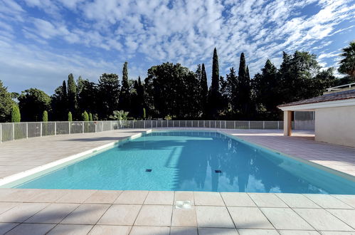 Foto 18 - Appartamento con 1 camera da letto a Cavalaire-sur-Mer con piscina e vista mare