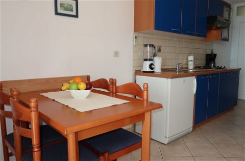 Foto 5 - Appartamento con 1 camera da letto a Raša con vista mare