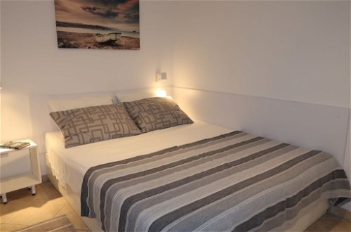 Foto 17 - Appartamento con 1 camera da letto a Raša con vista mare