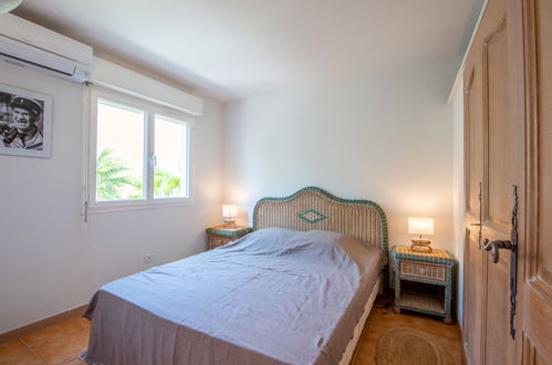 Foto 11 - Apartamento de 2 habitaciones en Cavalaire-sur-Mer con piscina y vistas al mar