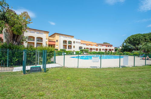 Foto 1 - Apartamento de 2 habitaciones en Cavalaire-sur-Mer con piscina y jardín