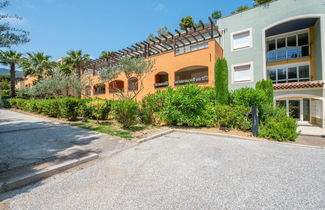 Photo 3 - Appartement de 2 chambres à Cavalaire-sur-Mer avec piscine et vues à la mer